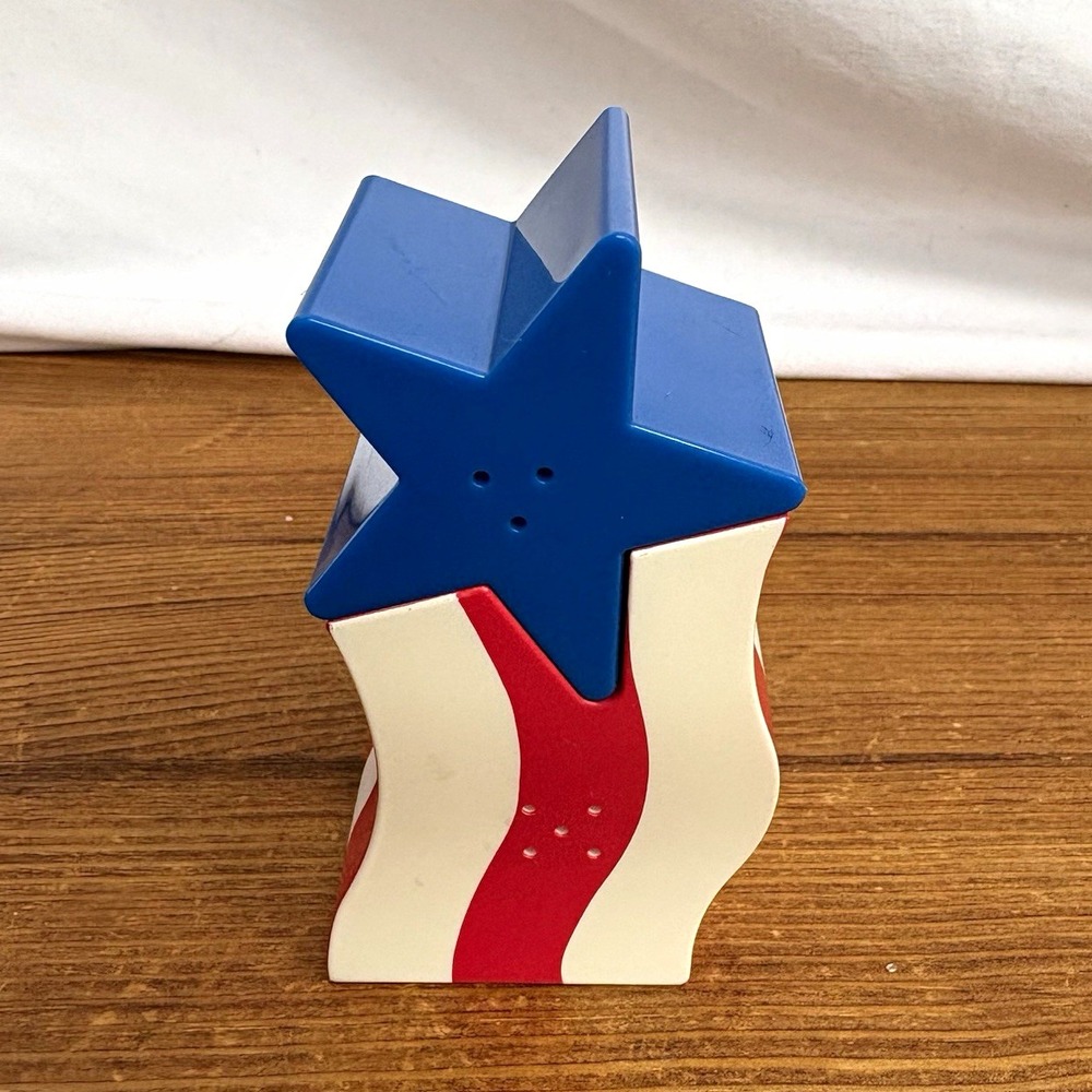 Patriotic Stars Red White Blue Star Shape Plastic Salt Pepper Shakers Set 2 4"